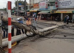 Trụ điện cao thế bất ngờ đổ sập, người đi đường tháo chạy