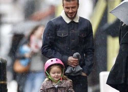 Becks và công chúa nhỏ vui cười dưới mưa