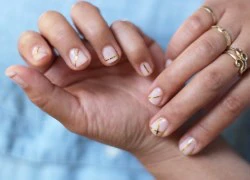 Bí quyết tự tạo nail gắn sợi vàng lấp lánh