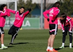 C. Ronaldo khoái trá khi xỏ háng đồng đội