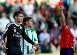 C. Ronaldo xin lỗi vì đánh đối thủ