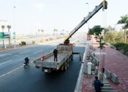 Dỡ dải phân cách cầu Nhật Tân sau hàng loạt vụ lật xe