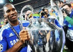 Drogba 'quẩy' hết mình với fan của Chelsea