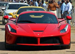 Ferrari LaFerrari đầu tiên đến Ấn Độ được đón như &#8220;sao Hollywood&#8221;