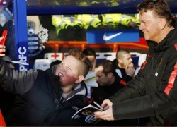 Hạ QPR, Van Gaal vui vẻ chụp ảnh cùng... Van Gaal nhí