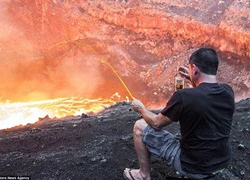 Hãi hùng cảnh tới gần miệng núi lửa để... nướng kẹo dẻo và uống bia