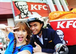 Hari Won gây náo loạn khi chụp ảnh selfie giữa phố