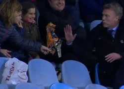 HLV David Moyes ăn quà của fan nhí