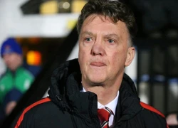 HLV Van Gaal hứng &#8216;mưa gạch&#8217;