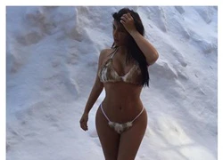 Kim &#8217;siêu vòng 3&#8242; mặc bikini giữa trời tuyết