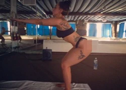 Lady Gaga mặc nội y tập yoga