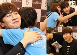 Lee Kwang Soo &#8216;ghi điểm&#8217; vì hết sức thân thiện với fans Việt