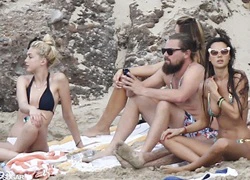 Leonardo DiCaprio tắm biển cùng dàn chân dài