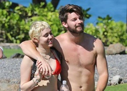 Miley Cyrus diện bikini hạnh phúc sánh đôi bên bạn trai