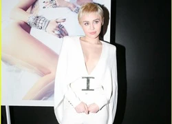 Miley Cyrus được khen vì thanh lịch bất ngờ trong sự kiện