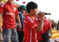 Ngộ nghĩnh hình ảnh cô bé dễ thương thi hát... karaoke trên khán đài V-League