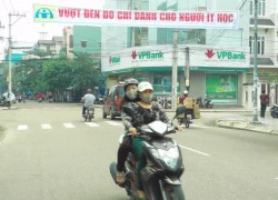 Phản cảm khẩu hiệu "Vượt đèn đỏ chỉ dành cho người ít học"