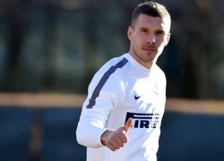 Podolski 'nã đại bác' trên sân tập của Inter