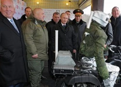 Robot chiến đấu tối tân của Nga &#8220;trình diện&#8221; Tổng thống Putin