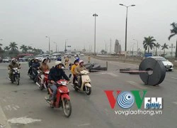 Rơi cuộn thép nặng hàng tấn, người đi đường bị đe dọa