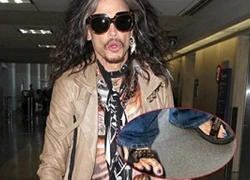 Steven Tyler lộ ngón chân dị dạng, cong như tôm