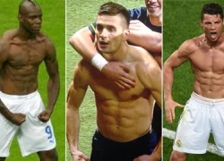 Tadic nhái kiểu ăn mừng "thoát y" của Balotelli và Ronaldo