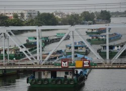 Tàu thuyền mạo hiểm chui qua cầu trăm tuổi ở Sài Gòn