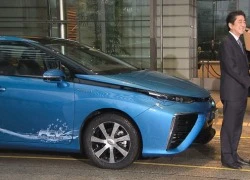 Thủ tướng Nhật Bản nhận xe thải ra nước Toyota Mirai đầu tiên