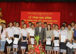 Trao quyết định đi học cho con em Việt kiều về học tập ở Việt Nam