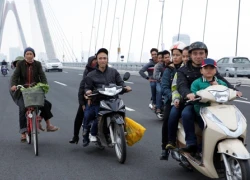 Vi phạm giao thông trên cầu Nhật Tân ngày đầu thông xe