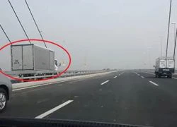 Xe tải chạy ngược chiều trên cầu Nhật Tân với tốc độ 100km/h