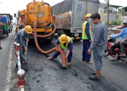 Xe tải làm đổ bùn xuống mặt cầu, giao thông kẹt cứng