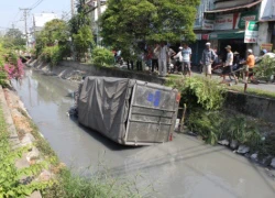 Xe tải lao xuống kênh, tài xế thoát chết