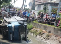 Xe tải tông gãy rào chắn lao xuống kênh