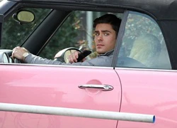 Zac Efron điển trai, lần thứ hai khoe xế màu hồng