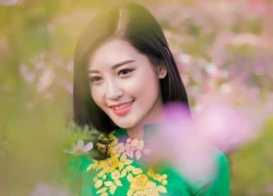 Á HẬU HUYỀN MY RẠNG RỠ GIỮA HOA CỎ MÙA XUÂN