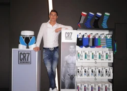 C. Ronaldo bị yêu cầu thu hồi nhãn giày riêng