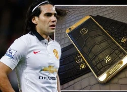 Falcao hí hứng khoe chiếc Iphone bằng vàng