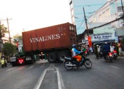 Giao thông kẹt cứng vì thùng container nằm ngang đường