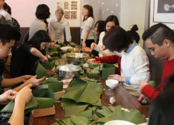 Gói bánh chưng Tết ở thủ đô Paris, Pháp