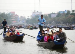 Hàng nghìn người đổ về chùa Hương ngày khai hội