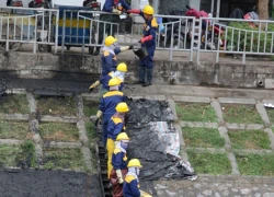 Hàng trăm công nhân lội bùn chịu rét làm sạch "sông chết" những ngày cuối năm