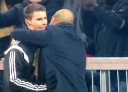 HLV Guardiola phấn khích ôm trọng tài