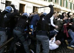 Hooligan Hà Lan "làm loạn" trước trận Roma vs Feyenoord