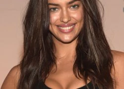 Irina Shayk lấp ló vòng một gợi cảm