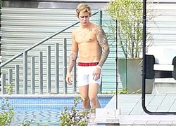 Justin Bieber tự tin khoe cơ bắp lực lưỡng bên bể bơi