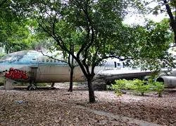 Máy bay Boeing 707 hoang phế giữa lòng Sài Gòn