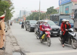 Những "bông hồng vàng" điều khiển giao thông ngày giá rét