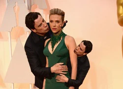 Tài tử John Travolta bị chế giễu vì 'cưỡng hôn' Scarlett