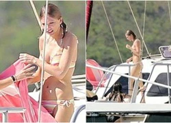 Taylor Swift diện bikini quyến rũ trên du thuyền sang trọng